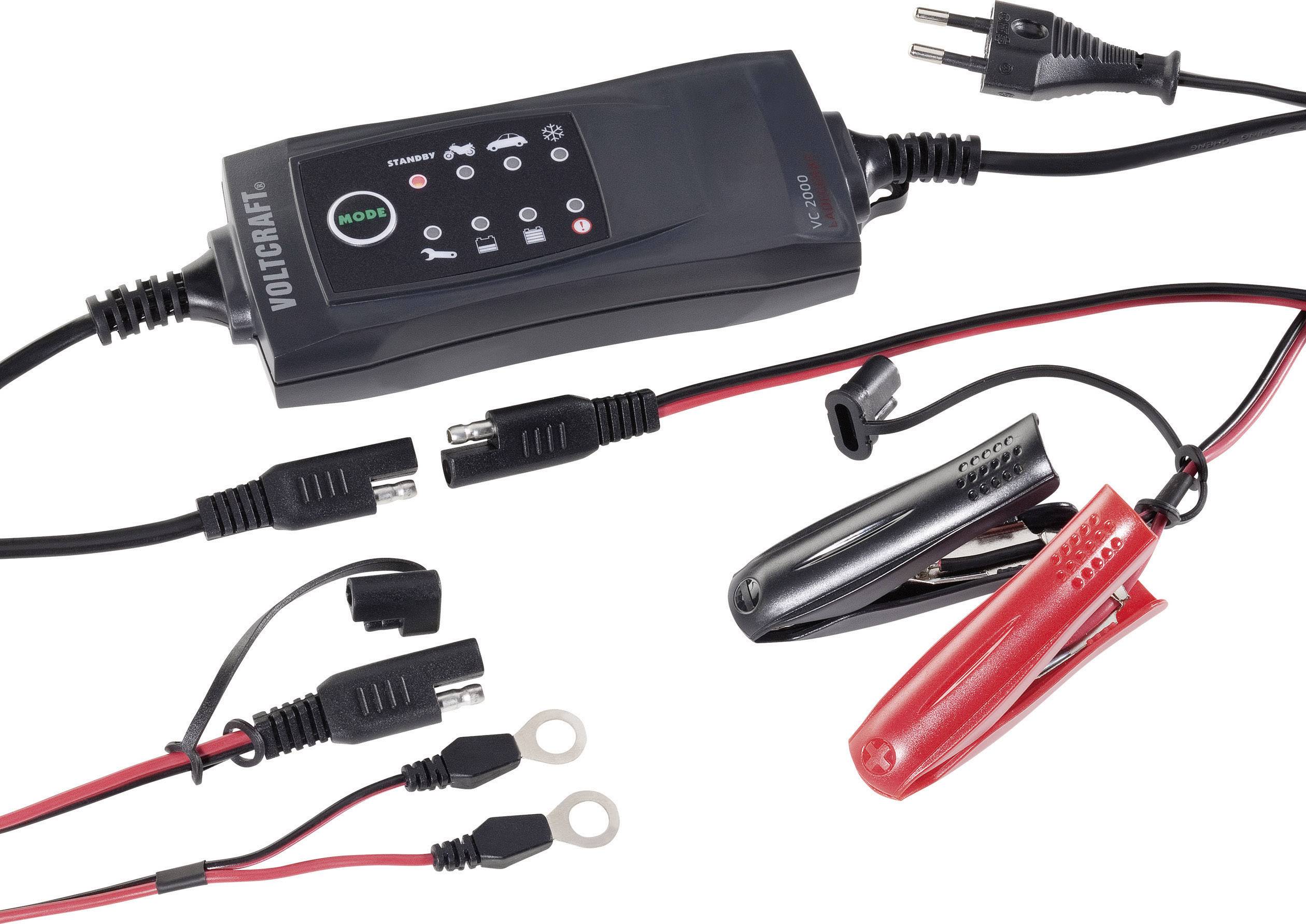 Ein Batterieladegerät mit Anschlusskabeln und Klemmen liegt auf einem weißen Hintergrund. Es zeigt einen Bedienmodus und LED-Anzeigen.