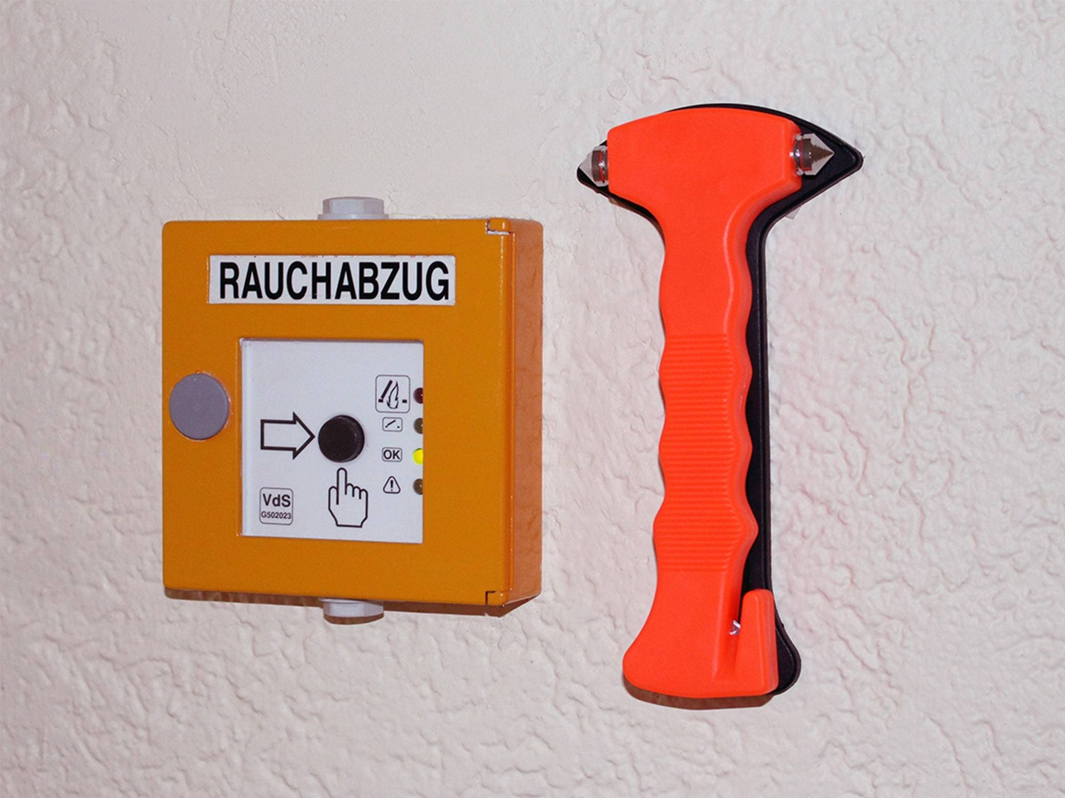 Nothammer mit Halterung und Gurtschneider