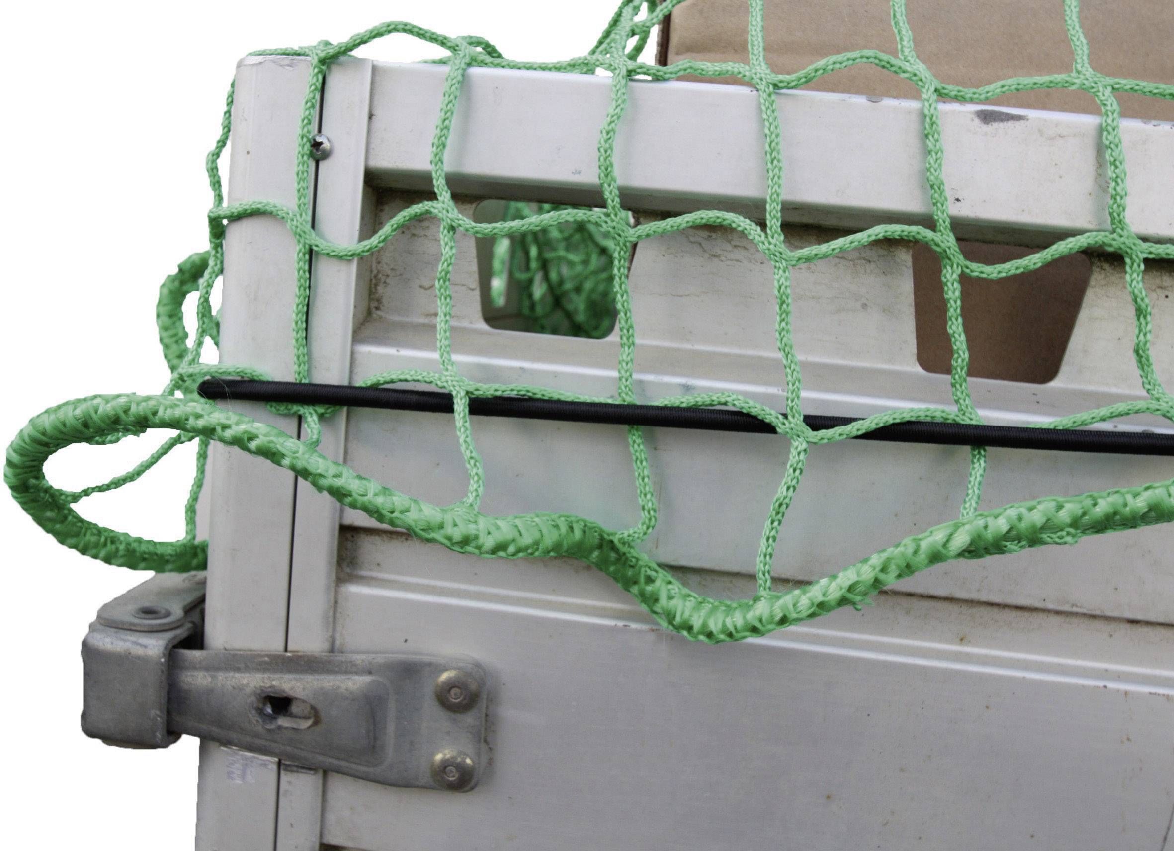 Ein grünes Netz ist über die Seite eines Metallcontainers gespannt, gesichert durch eine Stange.