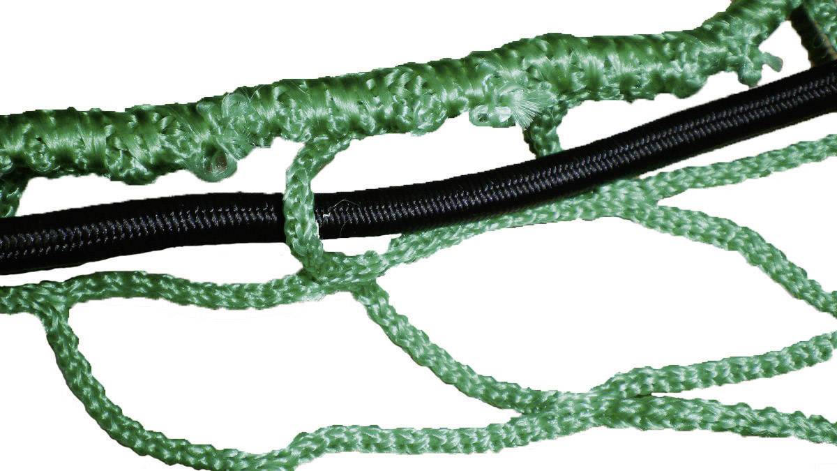 Grünes Netz aus geflochtenem Seil, das um ein schwarzes Kabel gelegt ist.