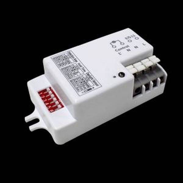 Ein weißes elektronisches Gerät auf schwarzem Hintergrund mit Anschlussklemmen und DIP-Schaltern, möglicherweise ein Sensor oder Regler.