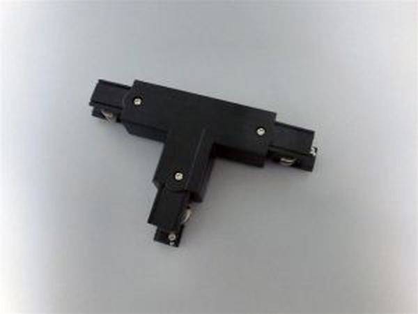 Ein schwarzes T-Stück-Konduktor-Stromverbinder für Schienenbeleuchtung, auf grauem Hintergrund, mit sichtbaren Schrauben an den Verbindungen.