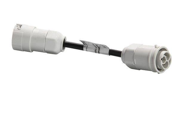 Ein weißes elektrisches Steckverbinderkabel mit zwei Anschlüssen an den Enden, verbunden durch ein kurzes Kabelstück.