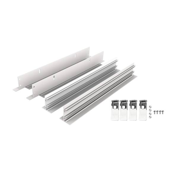 Montageset mit Metallprofilen, Clips und Schrauben. Enthält zwei lange und eine kurze Schiene sowie vier Befestigungsclips und sechs Schrauben.