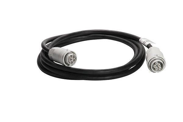 Ein schwarzes elektrisches Kabel mit zwei weißen, runden Steckern an den Enden liegt aufgerollt auf weißem Hintergrund.