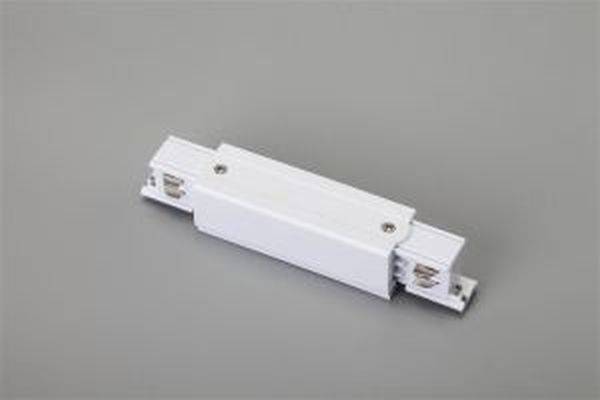 Ein weißes, rechteckiges elektrisches Bauteil mit Metallkontakten an beiden Enden, liegt auf einer grauen Oberfläche.