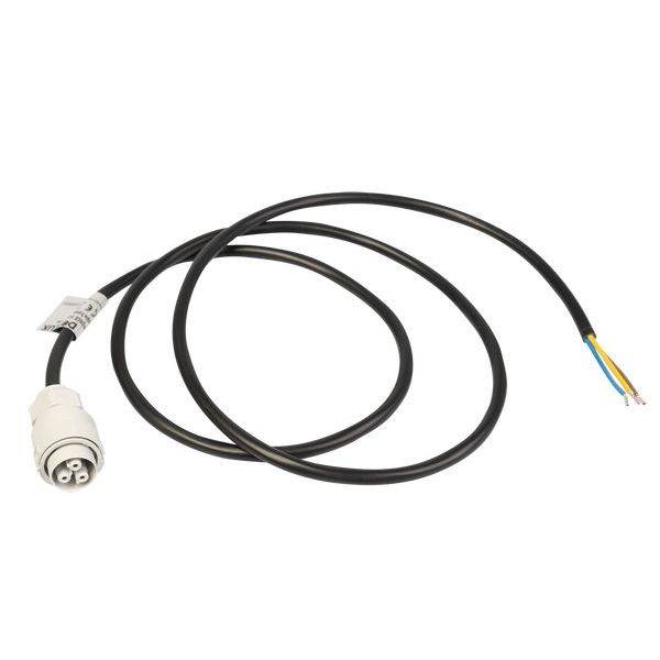 Ein langes, schwarzes Kabel mit einem dreipoligen Stecker auf der einen Seite und offenen, farbigen Drähten auf der anderen Seite.