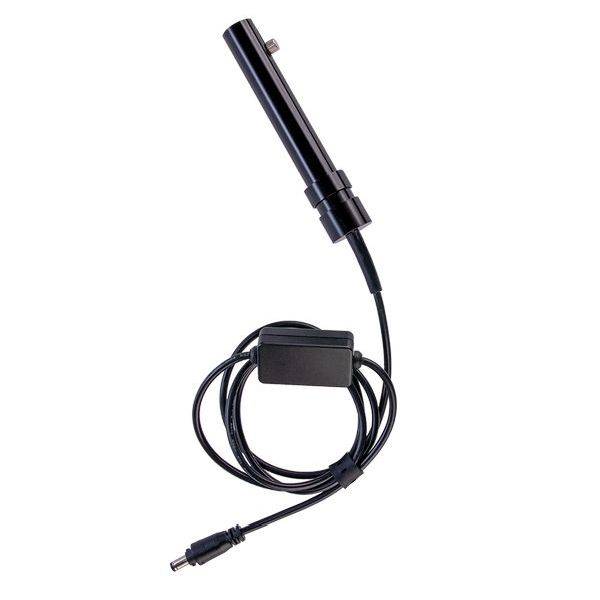 Ein schwarzes Kabel mit einem zylinderförmigen Sensor am Ende. Der Sensor ist über ein Kabel mit einem rechteckigen Stecker verbunden.