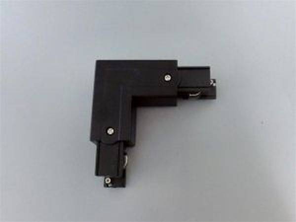 Schwarzer L-förmiger Steckverbinder aus Kunststoff auf grauem Hintergrund. Verbindet zwei Stromschienen in einer rechten Winkelanordnung.