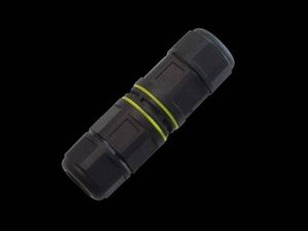 Ein schwarzer Steckverbinder mit gelben Dichtungsringen, auf schwarzem Hintergrund. Geeignet für elektrische Verbindungen im Außenbereich.