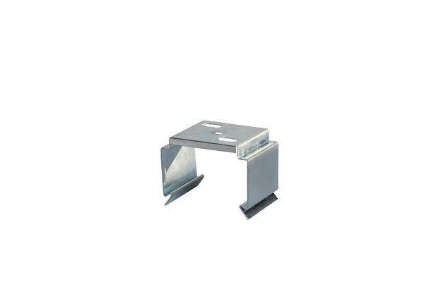 Ein Metallhalter aus Edelstahl, rechteckig geformt, mit zwei Schlitzen auf der Oberseite und seitlichen Flügeln, genutzt zur Befestigung.