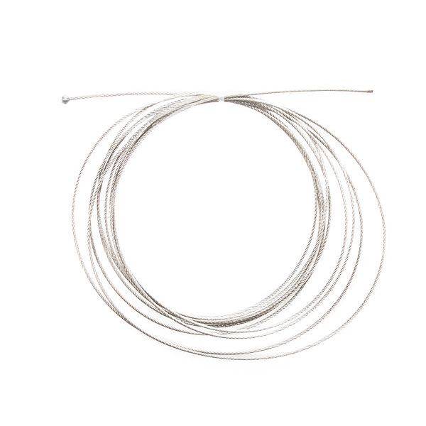 Eine aufgerollte Gitarrensaite, helle Farbe, auf weißem Hintergrund.