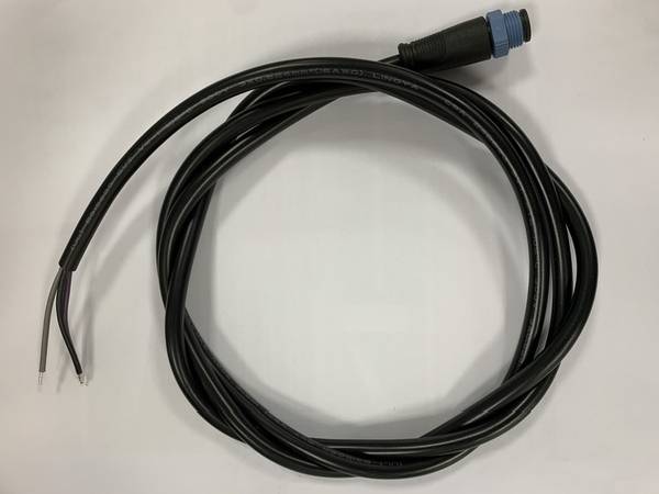 Ein schwarzes Elektrokabel mit Stecker und zwei freien Drahtenden auf weißem Hintergrund.