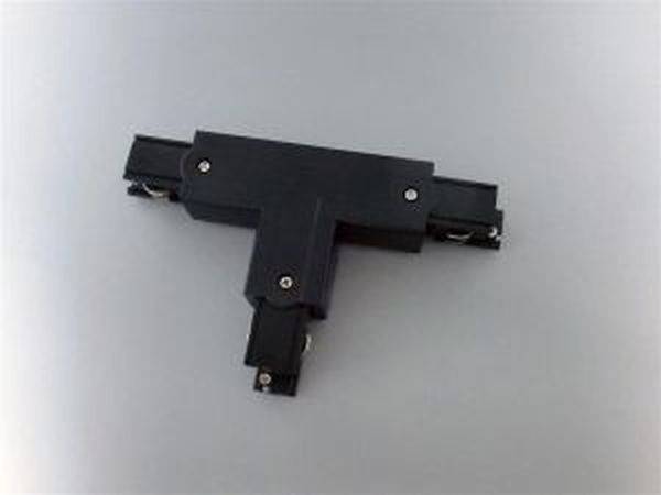 T-förmiges Kunststoffteil mit Schrauben, auf grauem Hintergrund.