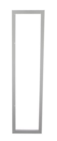 Metallrahmen in rechteckiger Form mit grauer Farbe. Der Rahmen ist leer und steht vertikal.