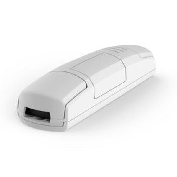 Ein weißer USB-Stick liegt auf einer Oberfläche.