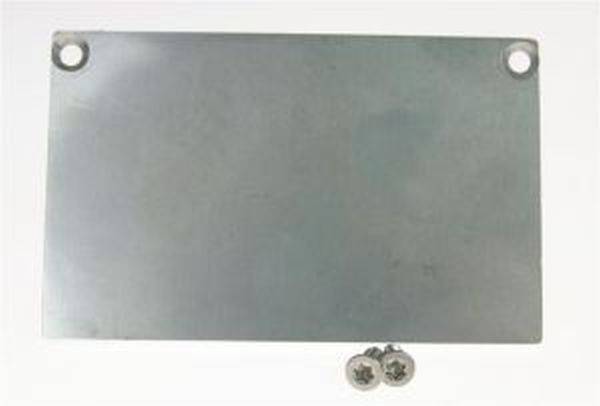 Metallplatte mit zwei Löchern in den oberen Ecken und zwei Schrauben darunter, auf hellem Hintergrund.