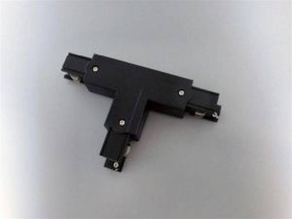 Schwarzer T-Verbinder aus Kunststoff für Schienensysteme, mit drei Anschlusspunkten und silbernen Schrauben.