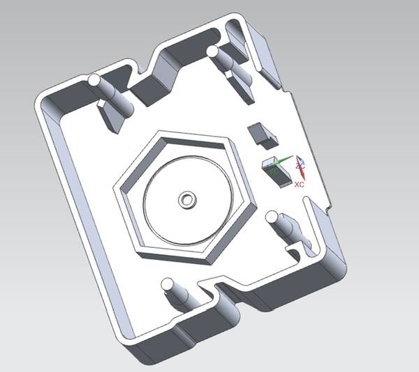 3D-Modell eines rechteckigen Teils mit zentralem Sechskantloch und mehreren Halterungen an den Ecken. Koordinatenachsen sind sichtbar.