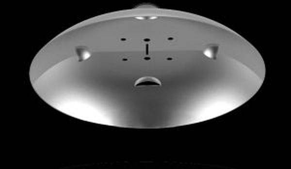 Fliegende Untertasse von unten auf schwarzem Hintergrund, silberne Oberfläche mit symmetrischen Details.