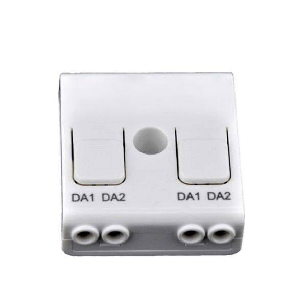 Ein weißer elektrischer Anschlussblock mit zwei Schaltern und vier Löchern, beschriftet mit 'DA1' und 'DA2'.