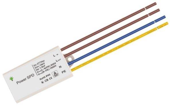 Ein Überspannungsschutzgerät mit drei Kabeln in Braun, Blau und Gelb-Grün. Aufschrift 'Power SPD' und technische Spezifikationen.