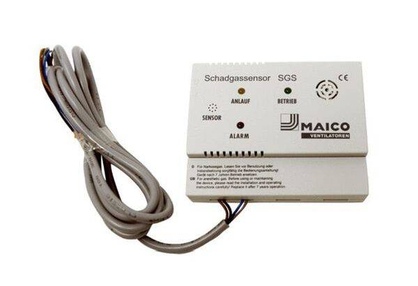 Schadgassensor SGS von Maico Ventilatoren, rechteckiges Gehäuse mit Kabel. Aufschrift: 'Schadgassensor SGS', LEDs, Alarmlampe.