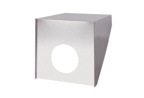 Ein silbernes Metallgehäuse mit einem runden Loch in der Vorderseite; quadratische Form mit abgeschrägten Seiten.