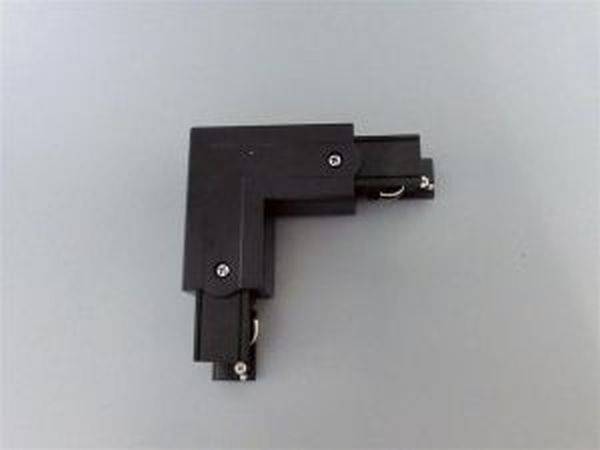 Ein schwarzes, L-förmiges Verbindungsstück mit sichtbaren Schrauben, vermutlich ein elektronisches oder mechanisches Bauteil.