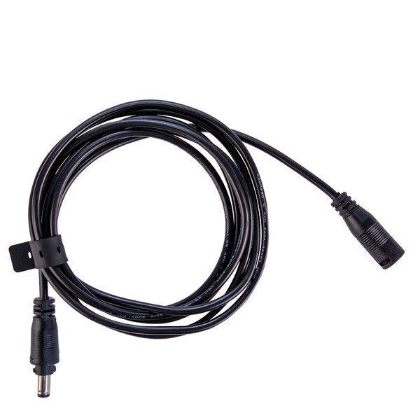 Ein schwarzes Netzkabel mit Stecker und Buchse, aufgerollt und bereit zur Verwendung, liegt auf einem weißen Hintergrund.