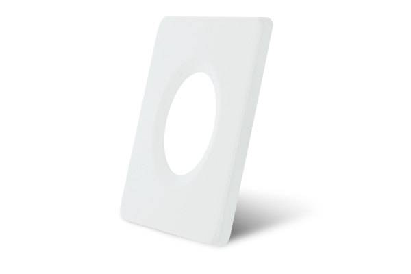 Weiße, rechteckige Kunststoffplatte mit ovalem Loch in der Mitte, gegen einen weißen Hintergrund.