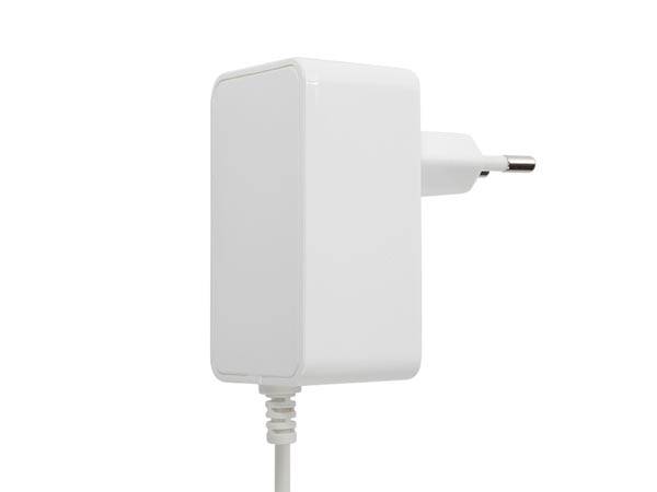 UNIVERSAL-NETZTEIL - 12 VDC - 2 A - 24 W - STECKER (2.1 x 5.5 mm) - WEISS