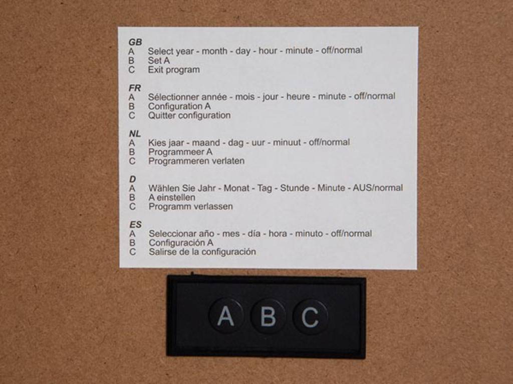 Perel Wanduhr mit LED-Display, digital, Schwarz, Rot