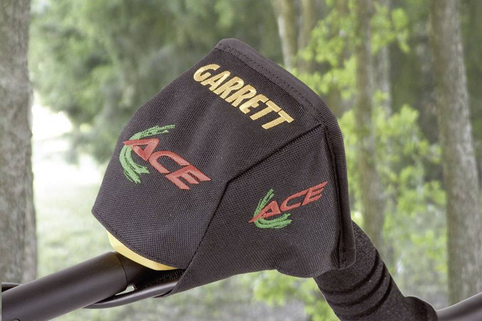 Metallsonde mit 'GARRETT' und 'ACE' Logos in einem waldreichen Hintergrund.