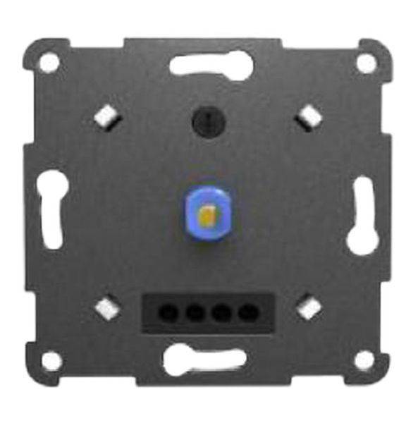 Ein Metallrahmen mit einer zentralen blauen Steckverbindung und vier schwarzen Anschlussklemmen unten. Eignung für elektrische Installationen.