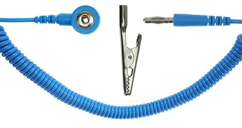 ESD-Spiralkabel, 1 MOhm, hellblau, 2,4 m, 3 mm Druckknopf, Bananenstecker, Krokodilklemme