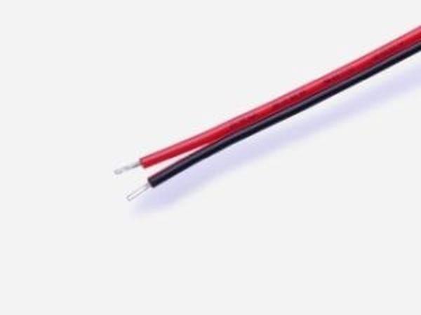 Zwei isolierte Kabel, eines rot und eines schwarz, liegen nebeneinander auf einem weißen Hintergrund. Sie sind an den Enden abisoliert.