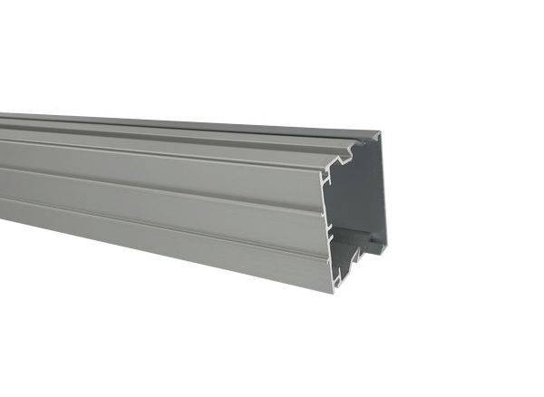 Ein graues Aluminiumprofil, horizontal ausgerichtet, mit mehreren parallelen Rillen. Verwendet für Konstruktions- oder Montagezwecke.