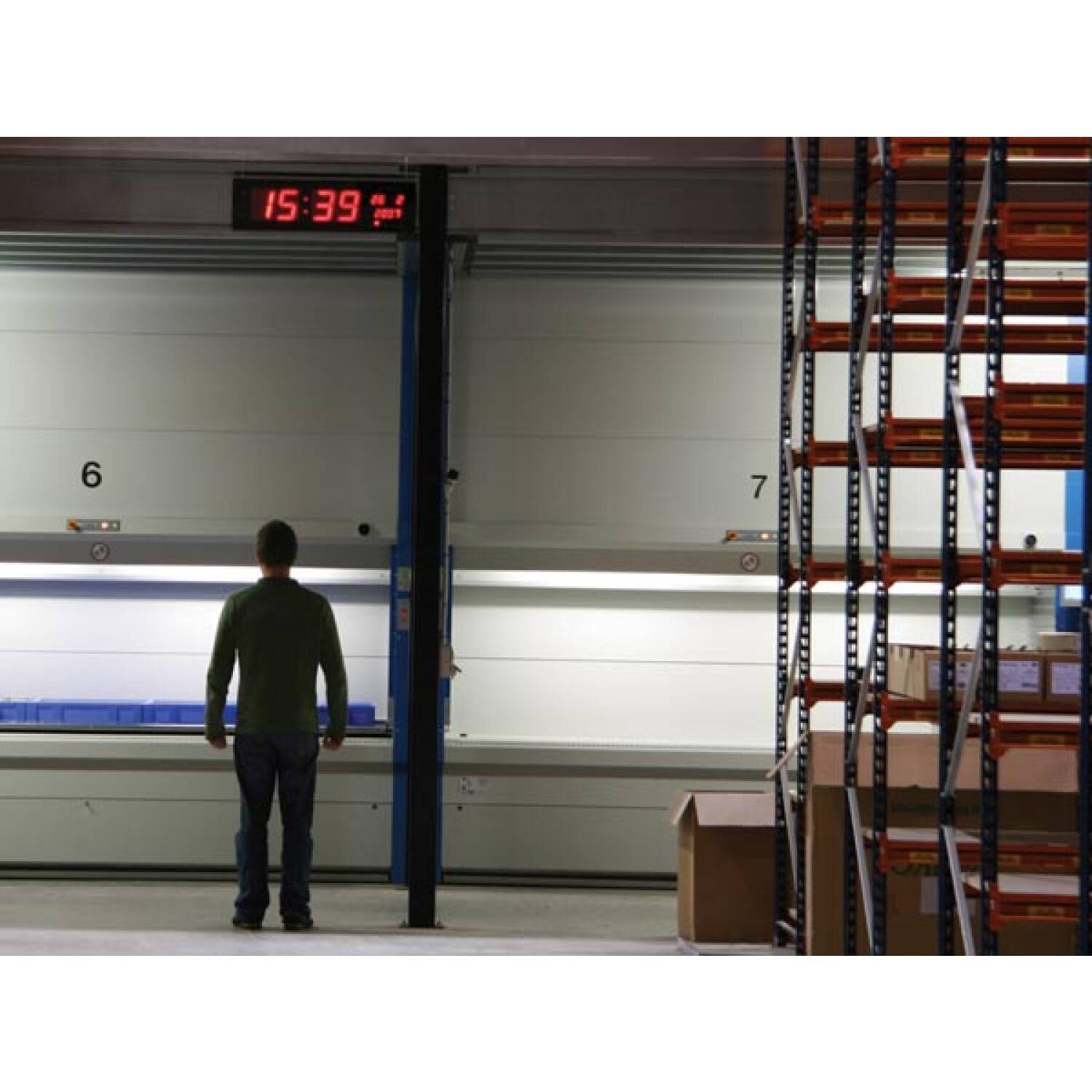 Perel Wanduhr mit LED-Display, digital, Schwarz, Rot