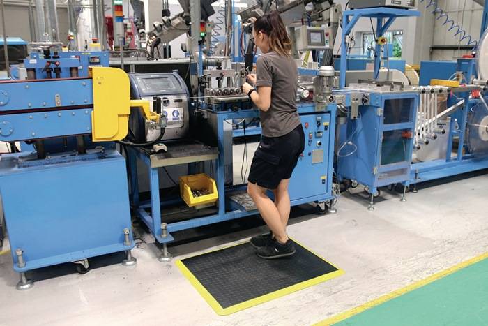 Arbeitsplatzbodenbelag L900xB600xS18mm schwarz m.gelben Streifen PU COBA