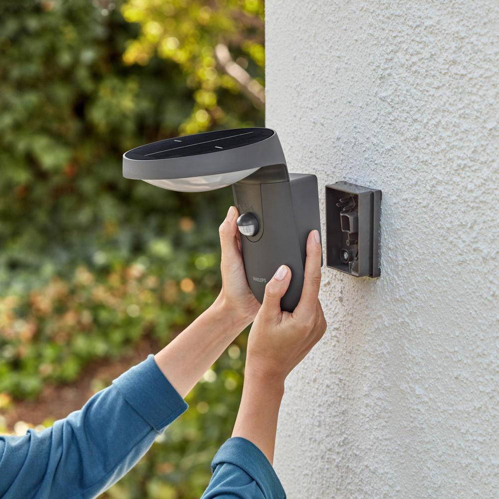 Philips LED Solar Wandleuchte Tyla in Anthrazit 1,2W 250lm IP44 mit Bewegungsmelder und Dämmerungssensor