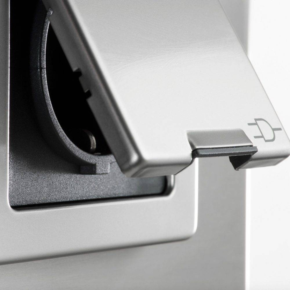 Praktische Pollerleuchte Aqua Paulo in Silber mit Steckdose 2G11