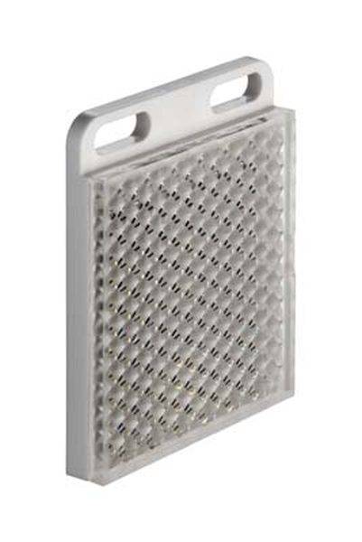 Ein rechteckiger, silberner Reflektor mit Wabenmuster und zwei Befestigungslöchern oben.