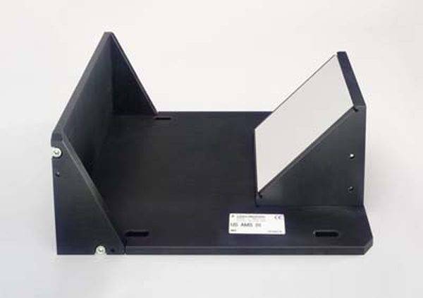 Schwarze Metallhalterung mit einer geneigten Spiegelfläche, die auf einer flachen Basis befestigt ist, vor einem neutralen Hintergrund.