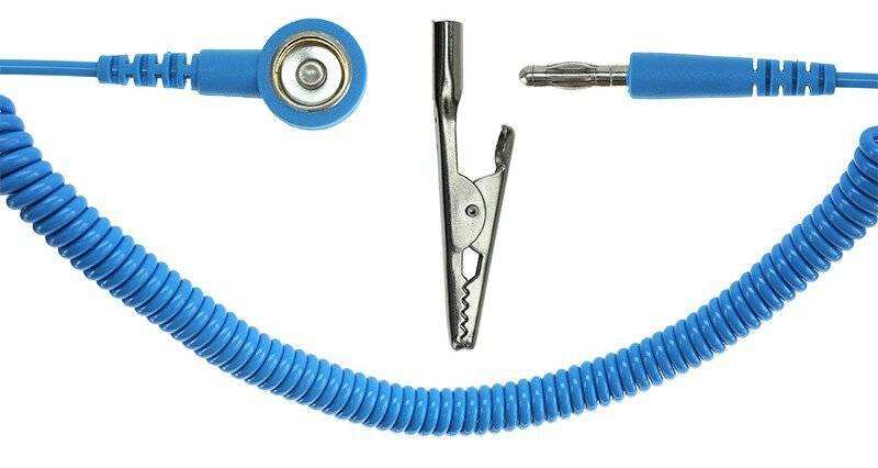 ESD-Spiralkabel, 1 MOhm, hellblau, 2,4 m, 10 mm Druckknopf, Bananenstecker, Krokodilklemme