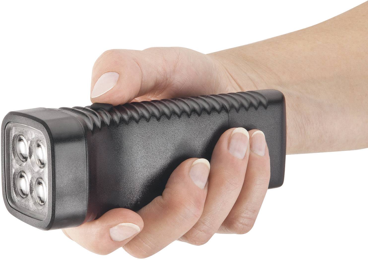 Eine Hand hält eine schwarze, rechteckige Taschenlampe mit vier LED-Lichtern, bereit zur Benutzung.