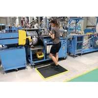 Arbeitsplatzbodenbelag L1200xB900xS18mm schwarz m.gelben Streifen PU COBA Arbeitsplatzbodenbelag L1200xB900xS18mm schwarz m.gelben Streifen PU COBA