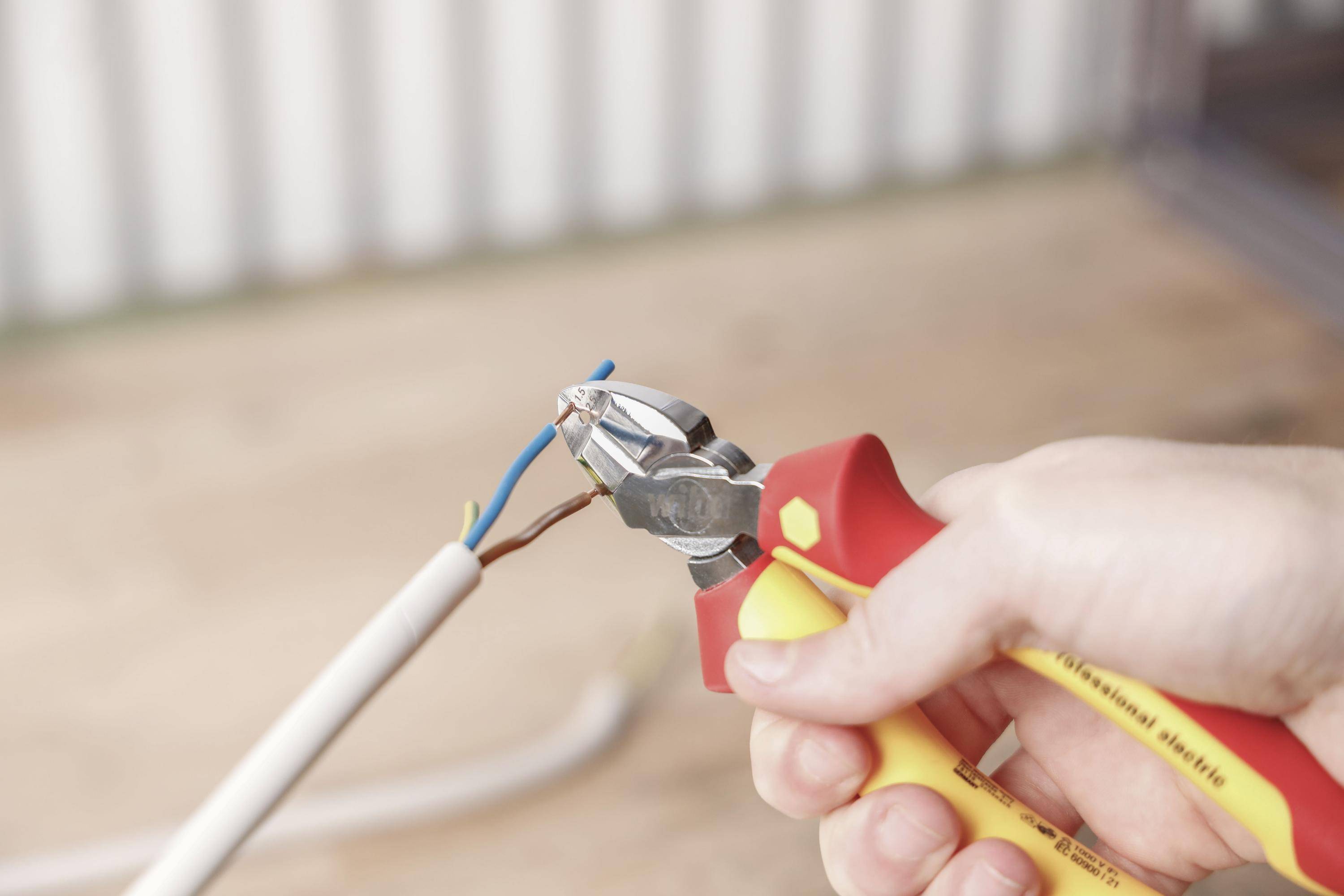 Wiha 26745 VDE Abisolier-Seitenschneider mit Facette 160 mm