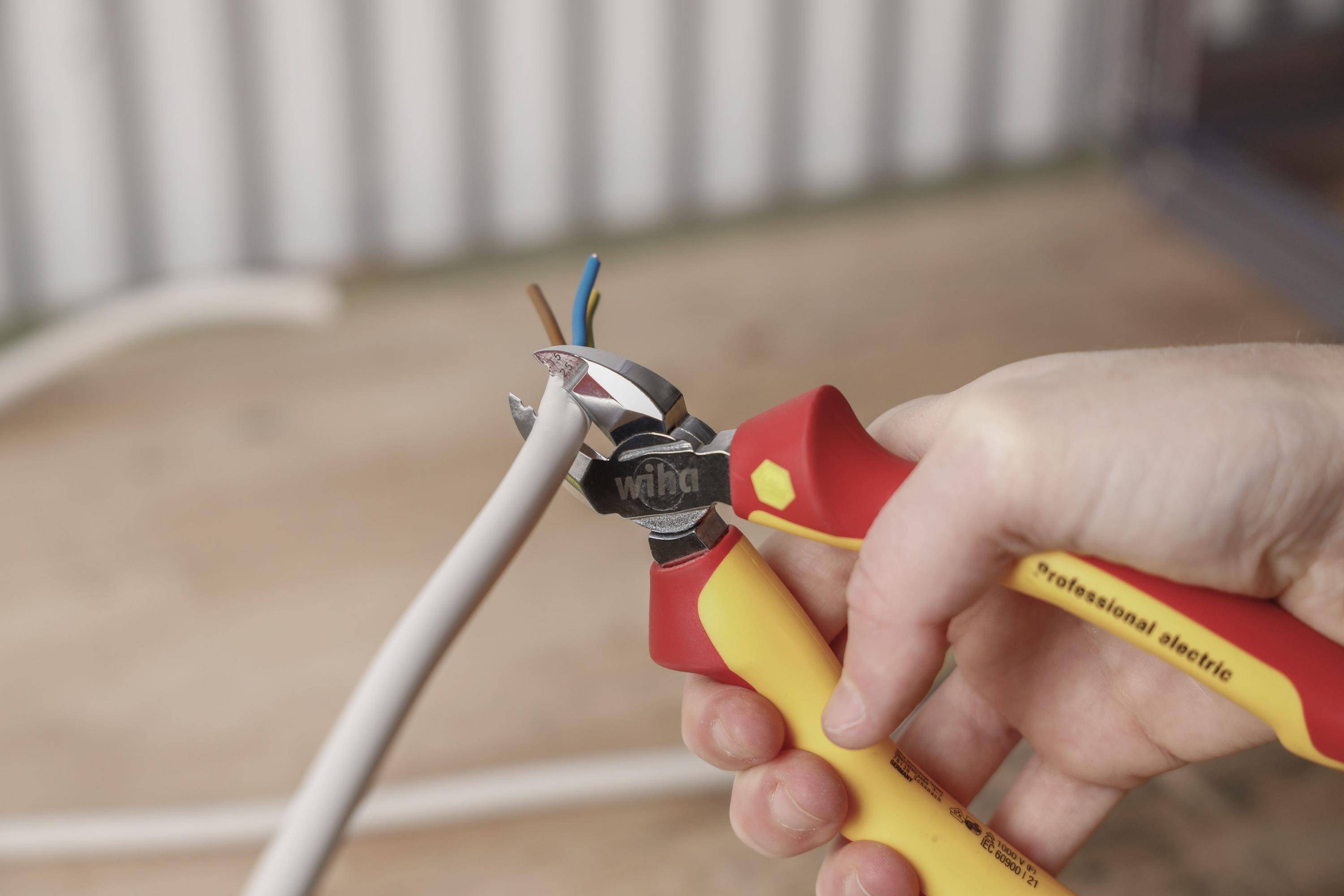 Wiha 26745 VDE Abisolier-Seitenschneider mit Facette 160 mm