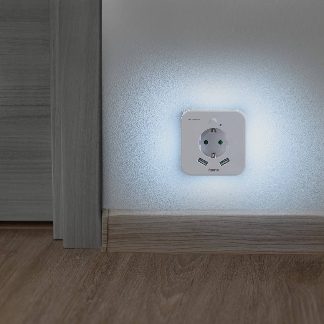 hama 00223498 LED-Nachtlicht mit Steckdose, 2 USB-Ausgänge, Bewegungs- und Lichtsensor